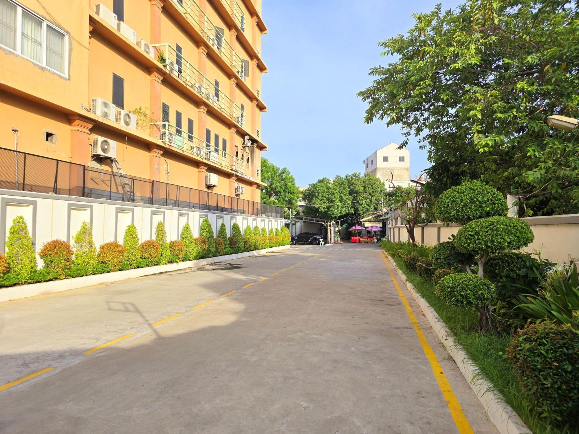 Joli Hotel Phnom Penh Exterior photo